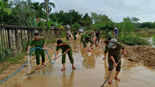Cục Y tế, Bệnh viện 199 Bộ Công an phối hợp với Công an TP Huế phun khử khuẩn, làm sạch môi trường sau mưa lũ