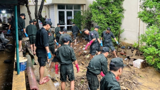 Lực lượng Công an vệ sinh môi trường, giúp người dân Huế ổn định cuộc sống sau lũ