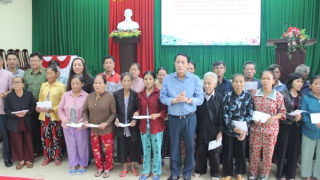 Thứ trưởng Lê Quốc Hùng thăm, tặng quà cho người dân bị ảnh hưởng lũ lụt tại Huế