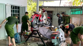 Cảnh sát Cơ động Lâm Đồng sát cánh giúp dân vùng lũ lụt