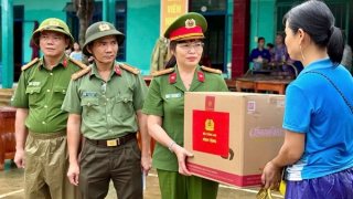 Những phần quà ấm áp của Bộ Công an đã được trao tận tay người dân vùng lũ