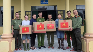 Tiếp tục chuyển quà của Bộ Công an đến với bà con, cán bộ chiến sĩ vùng lũ