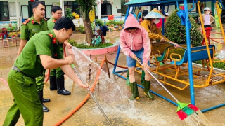 Tỏa sáng hình ảnh người chiến sĩ Công an đồng hành cùng người dân sau lũ dữ