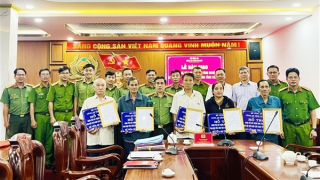 Công an Cà Mau bàn giao kinh phí xây dựng nhà tình nghĩa cho hội viên Cựu CAND