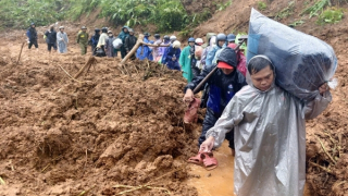Công an vùng biên cõng hàng tiếp tế người dân vùng bị cô lập