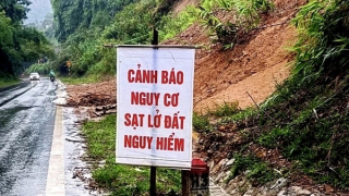 Sạt lở bủa vây Quảng Trị sau những ngày mưa lũ lịch sử