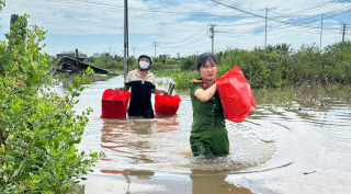 Ấm lòng người dân vùng mưa lũ