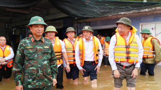 Tổng Bí thư Tô Lâm kiểm tra công tác khắc phục hậu quả mưa lũ và thăm người dân vùng ngập lụt nặng tại Huế
