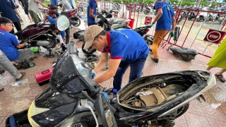 20 sinh viên theo học tại Đà Nẵng ra Huế hỗ trợ sửa miễn phí hàng ngàn xe máy bị ngập lụt