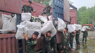 TP Huế phân phối hàng chục tấn hàng viện trợ khẩn cấp của Nga đến người dân bị ngập lụt