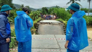 Sập cầu trong lũ ở Quảng Ngãi, 250 hộ dân bị cô lập