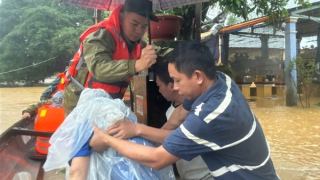 TP Huế lại ngập trong lũ, sạt lở nhiều điểm, lực lượng Công an bám địa bàn giúp dân