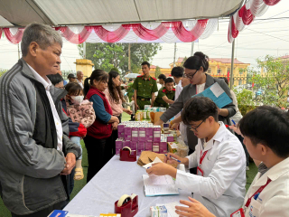 Trường Cao đẳng CSND I và Bệnh viện Đại học Y Hà Nội khám bệnh, phát thuốc miễn phí cho bà con vùng núi