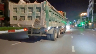 Hà Nội: Xe tải hạng nặng nối đuôi nhau chở đất, trạc thải xây dựng vào phố