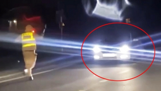 Tài xế ô tô lùi xe xuống ruộng để "né" kiểm tra nồng độ cồn