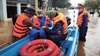 Công an Đà Nẵng tiếp tục khẩn trương giúp dân ứng phó trước diễn biến lũ chồng lũ