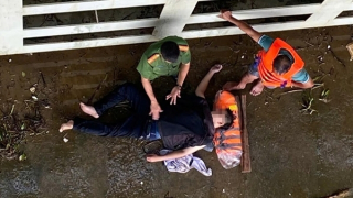 Công an xã cùng người dân giải cứu nam sinh lớp 11 nghi nhảy cầu tự tử