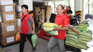 TP Hồ Chí Minh chuyển 30 tấn hàng hóa cứu trợ đồng bào bị thiệt hại do mưa lũ ở miền Trung