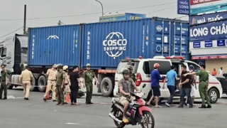 Tạt ngang trước xe đầu kéo, nữ công nhân tử vong, chồng bị thương