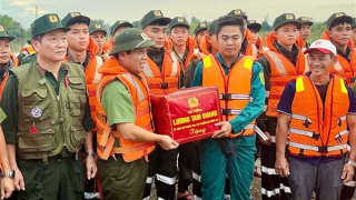 Bộ Công an tiếp tục hỗ trợ khẩn cấp, chia sẻ với những khó khăn của nhân dân vùng lũ Đà Nẵng