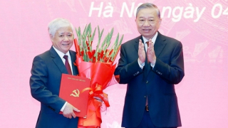 Tổng Bí thư trao quyết định chỉ định Phó Bí thư thường trực Đảng ủy Quốc hội
