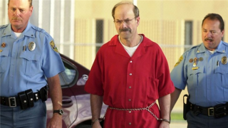 Kẻ sát nhân hàng loạt thách thức nước Mỹ