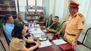 Kiểm tra các bãi giữ xe, nâng cao ý thức chấp hành pháp luật cho học sinh