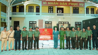Trao 70 tấn gạo, lương thực, nhu yếu phẩm của Bộ Công an hỗ trợ người dân Huế