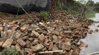 Mưa lũ kéo dài khiến bờ tường Hoàng Thành Huế bị sập đổ