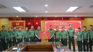 Công an Hà Nội trao 1 tỷ đồng hỗ trợ Công an và nhân dân Quảng Ngãi, Đà Nẵng