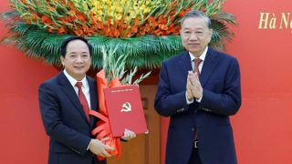 Công bố Quyết định của Bộ Chính trị về công tác cán bộ