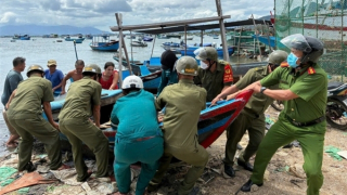 Công an các tỉnh miền Trung khẩn trương giúp người dân ứng phó bão số 13