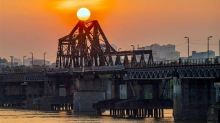 Biển Đông đón bão số 13, Hà Nội trời nắng đẹp