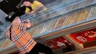 Vờ hỏi mua rồi giật nhẫn vàng bỏ chạy