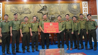 Tặng quà CBCS Công an và nhân dân bị ảnh hưởng bởi bão lũ