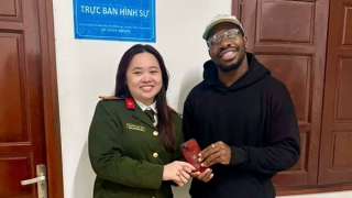 Tiền đạo người Jamaica được Công an phường tìm lại điện thoại bị mất