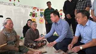 “Gõ cửa từng nhà”, hướng dẫn người dân sơ tán khẩn trước cơn bão cực mạnh