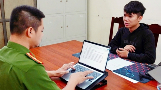 Đeo khẩu trang, cầm dao nhọn vào cửa hàng cướp máy tính