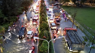 CSGT hỗ trợ người dân di chuyển qua nhiều tuyến đường ngập sâu