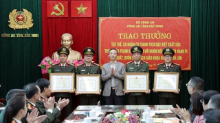 NXB Giáo dục Việt Nam tặng thưởng Công an tỉnh Bắc Ninh về thành tích triệt phá đường dây sách giáo khoa giả