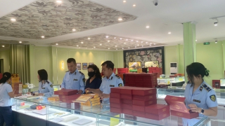 Phát hiện gần 3.000 đôi dép giả nhãn hiệu CROCS