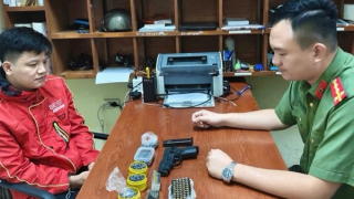 Bắt đối tượng rao bán vũ khí quân dụng trên mạng