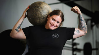 Nữ lực sĩ nâng đá nặng 180 kg