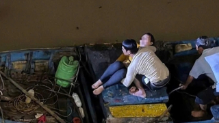 Người đàn ông lao xuống dòng nước xiết, cứu sống người phụ nữ nhảy cầu tự tử