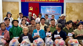 Báo CAND cùng bạn đọc hỗ trợ người dân vùng ngập lụt TP Huế