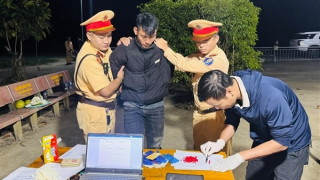 Đi xe máy cùng 1400 viên ma tuý không qua được mắt… CSGT