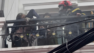 Cảnh sát giải cứu 3 người khỏi đám cháy trong ngôi nhà 6 tầng