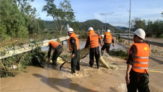 Hàng nghìn cán bộ, chiến sĩ Công an giúp dân khắc phục hậu quả cơn bão số 13