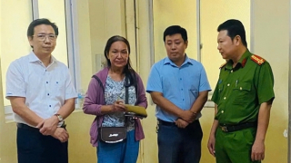 Động viên, hỗ trợ thành viên Tổ ANTT bị tai nạn khi tham gia phòng chống bão