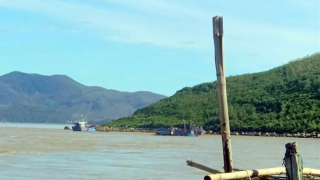 Cảnh sát cứu sống hai thuyền viên bị sóng đánh đắm thuyền, cuốn trôi ra biển